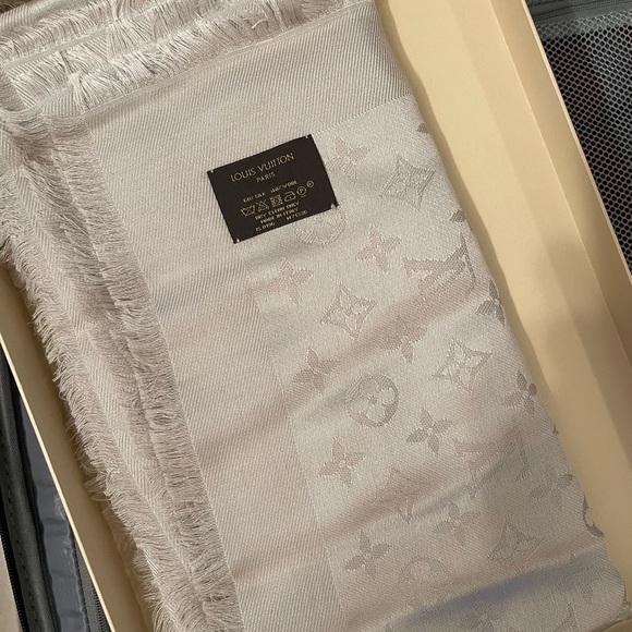 Authentic LOUIS VUITTON Verone/Beige Shawl Scarf - Picture 3 of 3